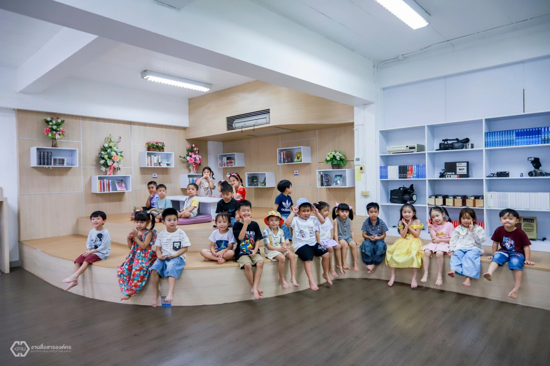 โรงเรียนอนุบาลราชภัฏกำแพงเพชร พานักเรียน (ภาค Summer) เข้าเยี่ยมชมและทำกิจกรรมในห้องสมุด KPRU