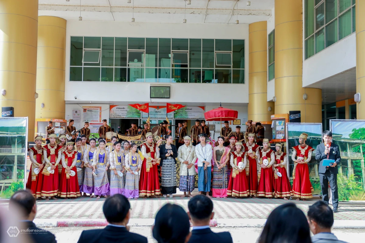 การแสดงโชว์วงดนตรีเพชรพิกุล มหาวิทยาลัยราชภัฏกำแพงเพชร  ที่ลานหน้าอาคารเรียนรวมและอำนวยการ (อาคาร14) วงดนตรีเพชรพิกุล มหาวิทยาลัยราชภัฏกําแพงเพชร จัดการแสดงโชว์รอบพิเศษให้กับนายกสภามหาวิทยาลัย