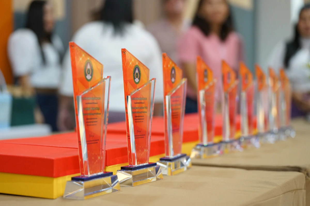  พิธีมอบรางวัลศิษย์เก่าที่เราภาคภูมิ ผู้บำเพ็ญประโยชน์ต่อวิชาชีพและสังคม เนื่องในวันคล้ายวันสถาปนามหาวิทยาลัยราชภัฏกำแพงเพชร 29 กันยายน 2568 🧡🤍