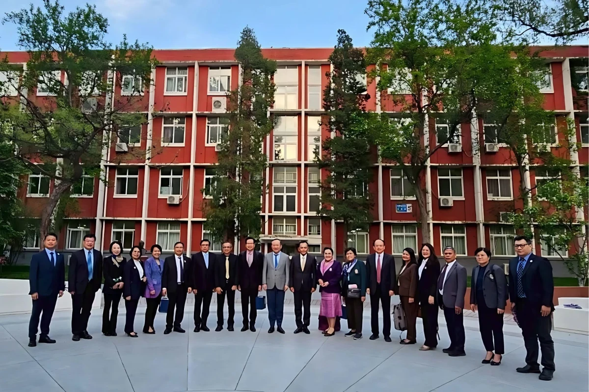  ผู้ช่วยศาสตราจารย์ ดร.ปรียานุช พรหมภาสิต อธิการบดีมหาวิทยาลัยราชภัฏกำแพงเพชร ติดตามท่านองคมนตรีในการศึกษาดูงานโนยาบายด้านการศึกษาและการแก้ปัญหาความยากจน ณ สาธารณรัฐประชาชนจีน ระหว่างวันที่ 22 – 25 เมษายน 2568